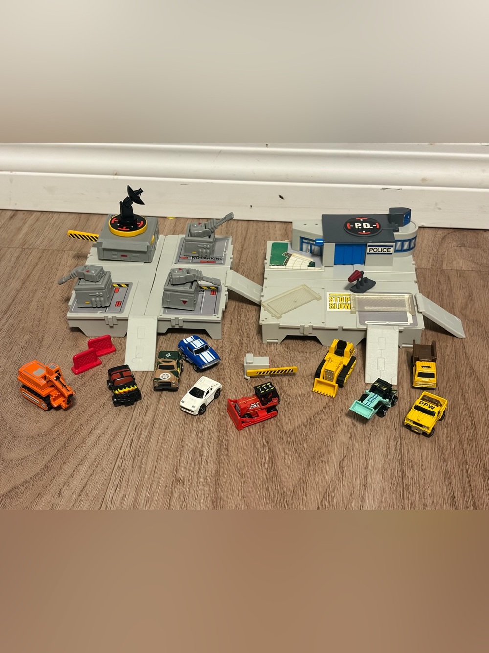Micro Machines Lot 27 Pieces Cars Trucks Battle Block Police Station Toys 1988